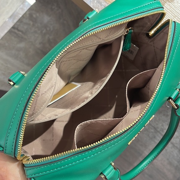 Michael Kors med Duffle Travel - Leather/Coated
PALMETTO GREEN 
MD DUFFLE
NWT - Picture 10 of 16